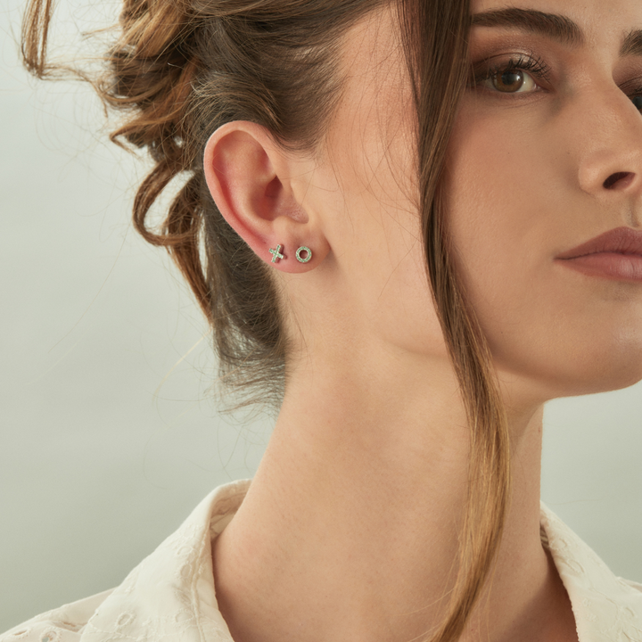 ASYMMETRISCHE OHRRINGE AUS BLAUEM SILBER XOXO  